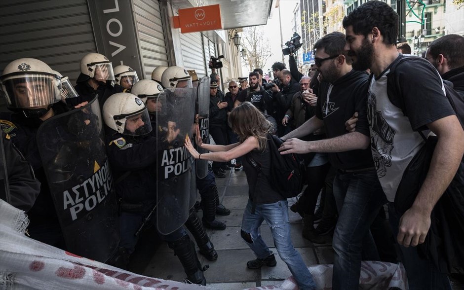 POY 2018. Mέλη συλλογικοτήτων προσπαθούν να μπλοκάρουν ηλεκτρονικό πληστειριασμό στην Θεσσαλονίκη (7 Μαρτίου 2018).&nbsp;