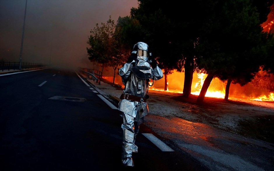 POY 2018. Στιγμιότυπο από τις προσπάθειες κατάσβεσης πυρκαγιάς στη&nbsp;Ραφήνα (23 Ιουλίου 2018).&nbsp;Η πυρκαγιά που έπληξε την Ανατολική Αττική τον Ιούλιο του 2018 άφησε πίσω της 100&nbsp;νεκρούς&nbsp;ισοπεδώνοντας βλάστηση, υποδομές και περιουσίες.