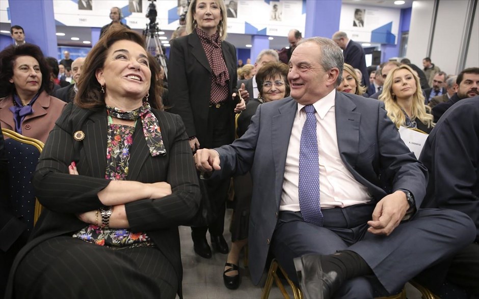 POY 2018. Η Ντόρα Μπακογιάννη συνομιλεί με τον Κώστα Καραμανλή κατά τη διάρκεια συνεδρίασης της Πολιτική Επιτροπής της Νέας Δημοκρατίας (24 Ιανουαρίου 2018).&nbsp;