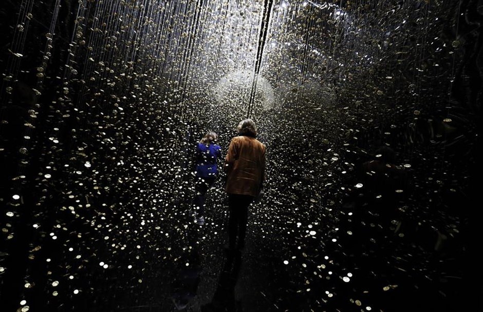 POY 2018. Κόσμος θαυμάζει το έργο «Light is Time» του Tsuyoshi Tane στην έκθεση «Dream. L