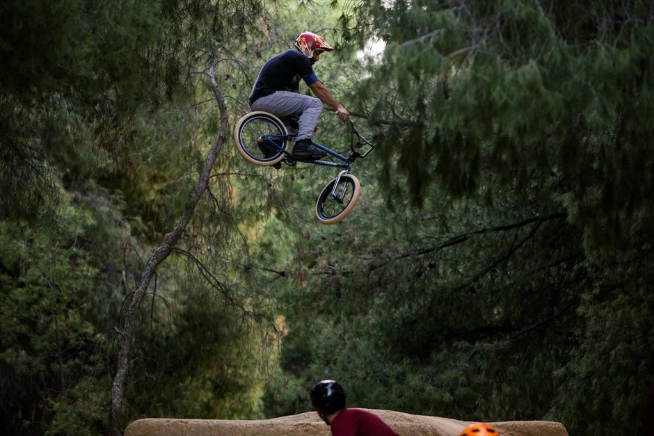 Κάνοντας BMX στο Μαρούσι. Αναβάτες BMX κάνουν κόλπα με τα ποδήλατά τους σε μία σειρά από χωμάτινα άλματα στα Paradise Trails, στο Μαρούσι.