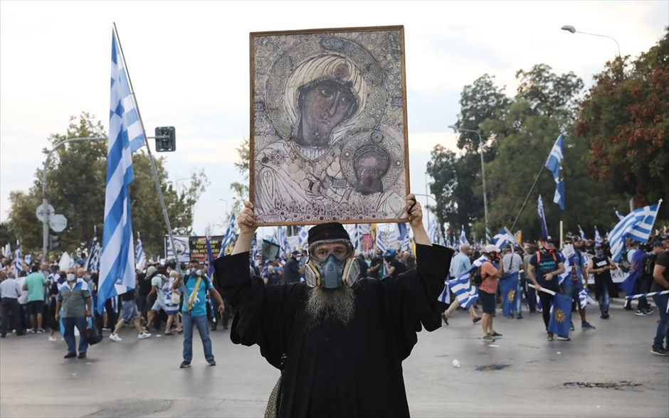 POY 2018. Στιγμιότυπο από το συλλαλητήριο κατά της Συμφωνίας των Πρεσπών πριν από την ομιλία του Αλέξη Τσίπρα στην τελετή εγκαινίων της φετινής 83ης ΔΕΘ&nbsp;στη Θεσσαλονίκη (8 Σεπτεμβρίου 2018).&nbsp;