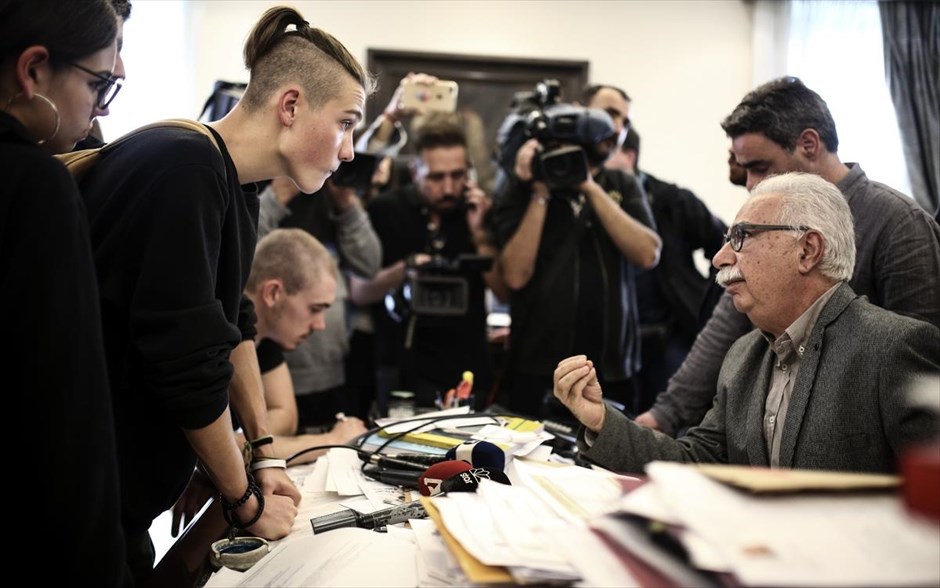 POY 2018. Μαθητές και φοιτητές, οι οποίοι συμμετέχουν σε συλλαλητήριο για τις αλλαγές που προωθούνται στο λύκειο και&nbsp;την εισαγωγή στην τριτοβάθμια εκπαίδευση, εισβάλλουν στο&nbsp;χώρο του υπουργείου Παιδείας, φτάνοντας μέχρι και το γραφείο του υπουργού Κώστα Γαβρόγλου (22 Οκτωβρίου 2018).