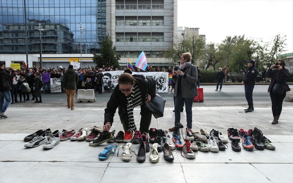 POY 2018. Στιγμιότυπο από τη συγκέντρωση μελών ΛΟΑΤΚΙ ακτιβιστικών οργανώσεων στη μνήμη του Ζακ Κωστόπουλου έξω από την ΓΑΔΑ στην Αθήνα (1 Δεκεμβρίου 2018). Ο 33χρονος ακτιβιστής έχασε τη ζωή του στις 21 Σεπτεμβρίου έξω από&nbsp;κοσμηματοπωλείο στην Ομόνοια, όπου είχε μπει υπό αδιευκρίνιστες μέχρι στιγμής συνθήκες. Σύμφωνα με την ιατροδικαστική έκθεση,&nbsp;ο θάνατός του&nbsp;οφείλεται σε ισχαιμικού τύπου αλλοιώσεις του μυοκαρδίου που σχετίζονται με τα τραύματα, τα οποία έφερε από χτυπήματα που δέχθηκε και από σπασμένα γυαλιά.
&nbsp;