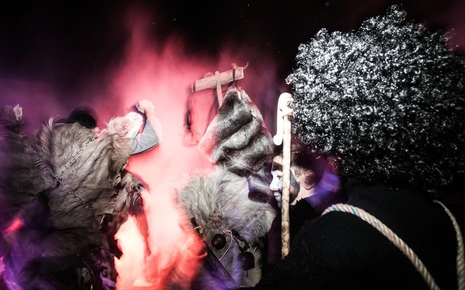 POY 2018. Στιγμιότυπο από το αποκριάτικο έθιμο της «Νύχτας των Στοιχειών», γνωστό και ως «Το Στοιχειό της Χάρμαινας», στην Άμφισσα (18 Φεβρουαρίου 2018).&nbsp;
