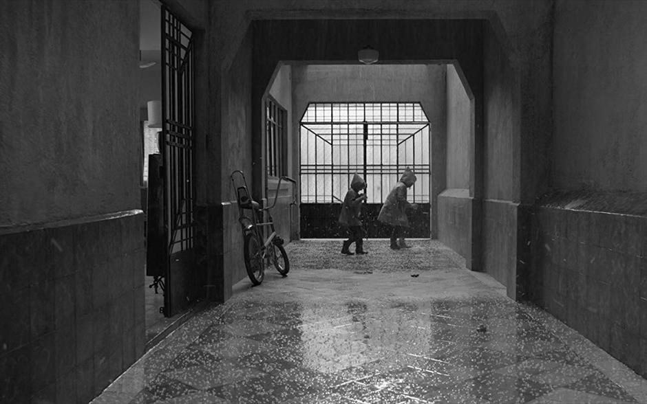 Ρόμα . Το αριστούργημα του Αλφόνσο Κουαρόν, μια επιστολή αγάπης και μνήμης στις γυναίκες που τον μεγάλωσαν και την ταραγμένη χώρα, μέσα και έξω από τους τοίχους του σπιτιού του, απέσπασε τον Χρυσό Λέοντα στο Φεστιβάλ Βενετίας, ενώ οι ενώσεις κριτικών Λος Άντζελες και Νέας Υόρκης το ψήφισαν ως κορυφαία ταινία του 2018.