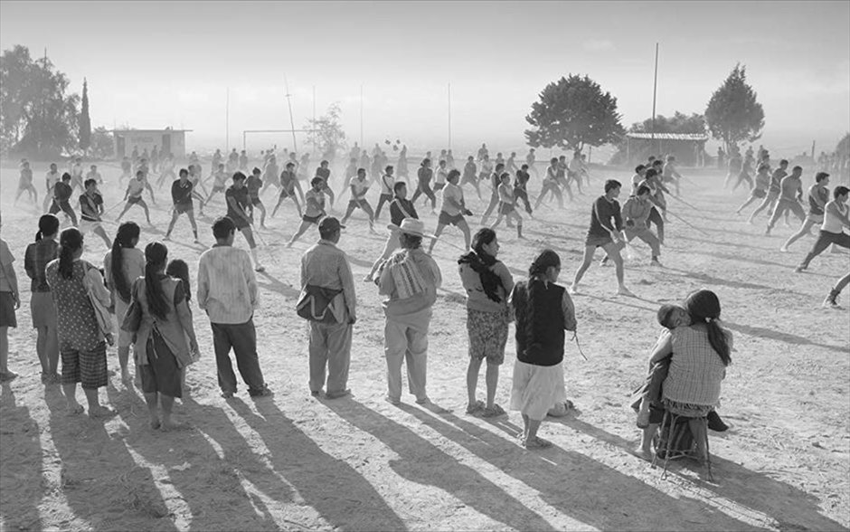 Ρόμα . Το αριστούργημα του Αλφόνσο Κουαρόν, μια επιστολή αγάπης και μνήμης στις γυναίκες που τον μεγάλωσαν και την ταραγμένη χώρα, μέσα και έξω από τους τοίχους του σπιτιού του, απέσπασε τον Χρυσό Λέοντα στο Φεστιβάλ Βενετίας, ενώ οι ενώσεις κριτικών Λος Άντζελες και Νέας Υόρκης το ψήφισαν ως κορυφαία ταινία του 2018.