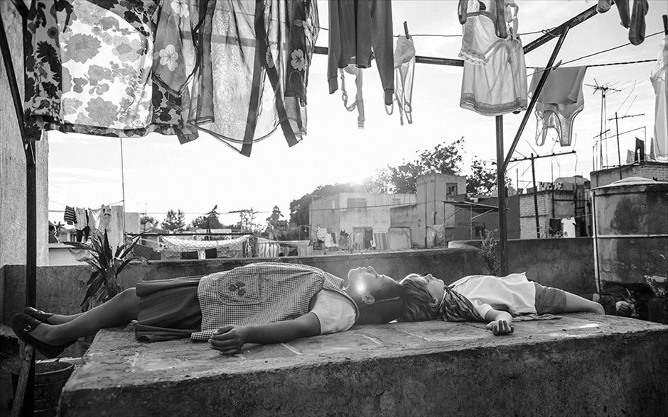 Ρόμα . Το αριστούργημα του Αλφόνσο Κουαρόν, μια επιστολή αγάπης και μνήμης στις γυναίκες που τον μεγάλωσαν και την ταραγμένη χώρα, μέσα και έξω από τους τοίχους του σπιτιού του, απέσπασε τον Χρυσό Λέοντα στο Φεστιβάλ Βενετίας, ενώ οι ενώσεις κριτικών Λος Άντζελες και Νέας Υόρκης το ψήφισαν ως κορυφαία ταινία του 2018.