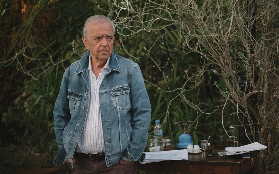 Γυναίκες Που Περάσατε Από Δω. Στη νέα ταινία του Σταύρου Τσιώλη -που αποτελεί την ολοκλήρωση μιας άτυπης τριλογίας (Παρακαλώ Γυναίκες μην Κλαίτε - 1992, Ας Περιμένουν οι Γυναίκες! - 1998)- δύο άνδρες αναλαμβάνουν μια παράξενη υποχρέωση: να φυλάξουν τσίλιες έξω από ένα παλιό σπίτι αθηναϊκής συνοικίας, στο οποίο γίνονται παράνομες εργασίες ώστε να προστεθεί ένα δωμάτιο.