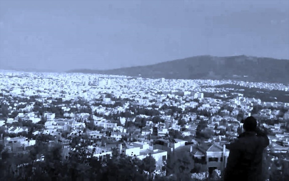Γυναίκες Που Περάσατε Από Δω. Στη νέα ταινία του Σταύρου Τσιώλη -που αποτελεί την ολοκλήρωση μιας άτυπης τριλογίας (Παρακαλώ Γυναίκες μην Κλαίτε - 1992, Ας Περιμένουν οι Γυναίκες! - 1998)- δύο άνδρες αναλαμβάνουν μια παράξενη υποχρέωση: να φυλάξουν τσίλιες έξω από ένα παλιό σπίτι αθηναϊκής συνοικίας, στο οποίο γίνονται παράνομες εργασίες ώστε να προστεθεί ένα δωμάτιο.