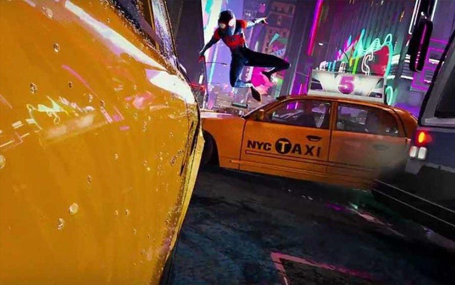 Spider-Man: Μέσα στο Αραχνο-Σύμπαν . Η δημιουργία των Μπομπ Περσισέτι, Πίτερ Ράμσεϊ, Ρόντνεϊ Ρόθμαν παρουσιάζει στο σινεφίλ κοινό τον έφηβο Μάιλς Μοράλες -με τη φωνή του Τζαμαϊκανού ράπερ Σαμίκ Μουρ- από το Μπρούκλιν, και τις αμέτρητες ικανότητές του Αραχνο-Σύμπαντος, όπου περισσότεροι από ένας μπορούν να φορούν τη μάσκα.