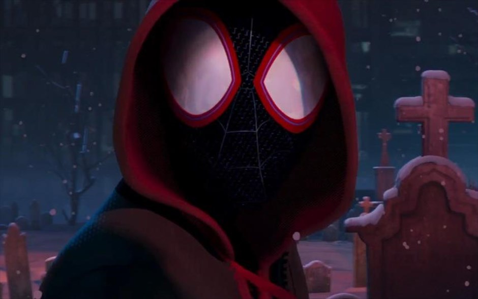 Spider-Man: Μέσα στο Αραχνο-Σύμπαν . Η δημιουργία των Μπομπ Περσισέτι, Πίτερ Ράμσεϊ, Ρόντνεϊ Ρόθμαν παρουσιάζει στο σινεφίλ κοινό τον έφηβο Μάιλς Μοράλες -με τη φωνή του Τζαμαϊκανού ράπερ Σαμίκ Μουρ- από το Μπρούκλιν, και τις αμέτρητες ικανότητές του Αραχνο-Σύμπαντος, όπου περισσότεροι από ένας μπορούν να φορούν τη μάσκα.