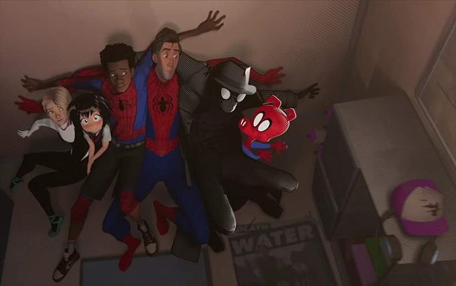 Spider-Man: Μέσα στο Αραχνο-Σύμπαν . Η δημιουργία των Μπομπ Περσισέτι, Πίτερ Ράμσεϊ, Ρόντνεϊ Ρόθμαν παρουσιάζει στο σινεφίλ κοινό τον έφηβο Μάιλς Μοράλες -με τη φωνή του Τζαμαϊκανού ράπερ Σαμίκ Μουρ- από το Μπρούκλιν, και τις αμέτρητες ικανότητές του Αραχνο-Σύμπαντος, όπου περισσότεροι από ένας μπορούν να φορούν τη μάσκα.