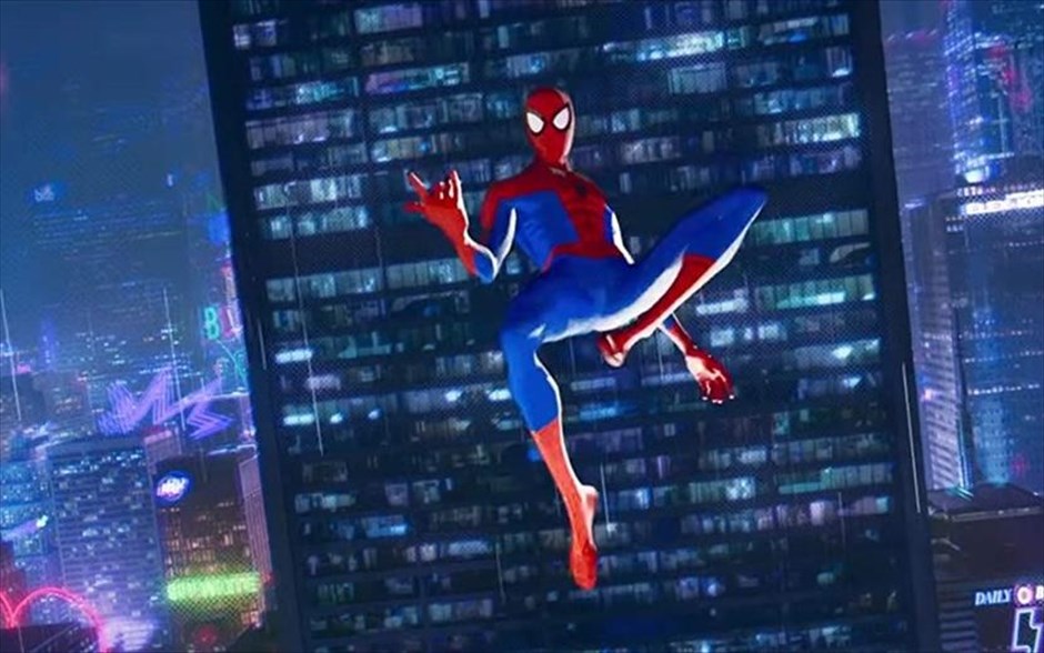 Spider-Man: Μέσα στο Αραχνο-Σύμπαν . Η δημιουργία των Μπομπ Περσισέτι, Πίτερ Ράμσεϊ, Ρόντνεϊ Ρόθμαν παρουσιάζει στο σινεφίλ κοινό τον έφηβο Μάιλς Μοράλες -με τη φωνή του Τζαμαϊκανού ράπερ Σαμίκ Μουρ- από το Μπρούκλιν, και τις αμέτρητες ικανότητές του Αραχνο-Σύμπαντος, όπου περισσότεροι από ένας μπορούν να φορούν τη μάσκα.