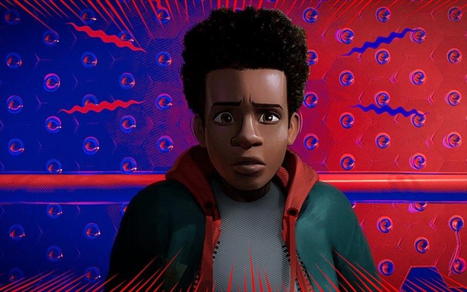 Spider-Man: Μέσα στο Αραχνο-Σύμπαν . Η δημιουργία των Μπομπ Περσισέτι, Πίτερ Ράμσεϊ, Ρόντνεϊ Ρόθμαν παρουσιάζει στο σινεφίλ κοινό τον έφηβο Μάιλς Μοράλες -με τη φωνή του Τζαμαϊκανού ράπερ Σαμίκ Μουρ- από το Μπρούκλιν, και τις αμέτρητες ικανότητές του Αραχνο-Σύμπαντος, όπου περισσότεροι από ένας μπορούν να φορούν τη μάσκα.
