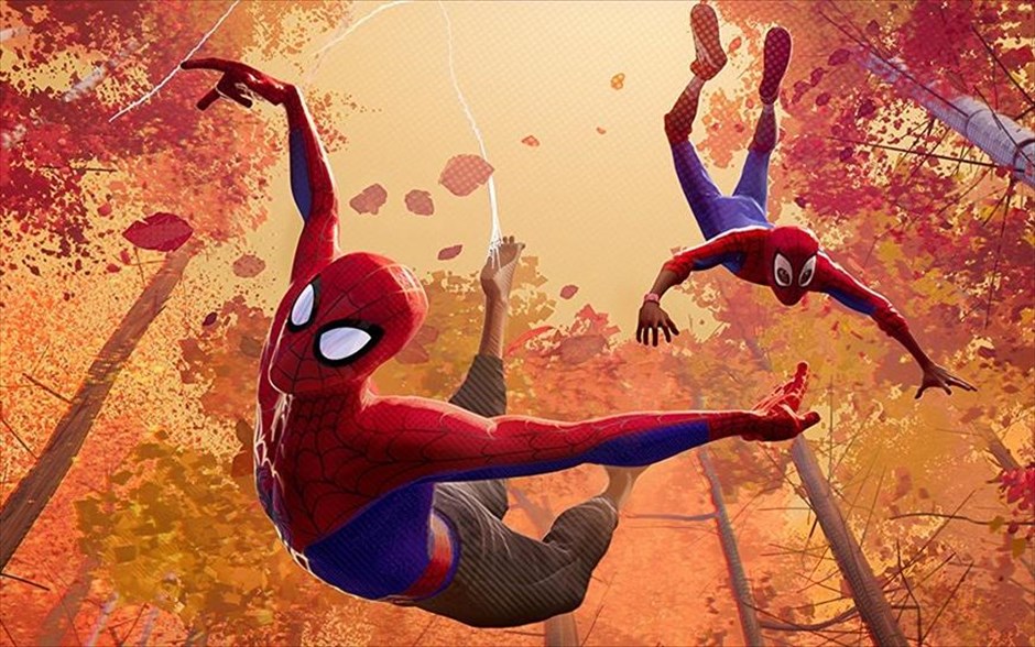 Spider-Man: Μέσα στο Αραχνο-Σύμπαν. Η δημιουργία των Μπομπ Περσισέτι, Πίτερ Ράμσεϊ, Ρόντνεϊ Ρόθμαν παρουσιάζει στο σινεφίλ κοινό τον έφηβο Μάιλς Μοράλες -με τη φωνή του Τζαμαϊκανού ράπερ Σαμίκ Μουρ- από το Μπρούκλιν, και τις αμέτρητες ικανότητές του Αραχνο-Σύμπαντος, όπου περισσότεροι από ένας μπορούν να φορούν τη μάσκα.