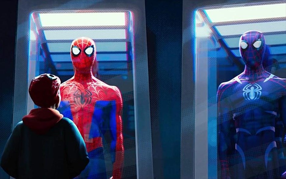 Spider-Man: Μέσα στο Αραχνο-Σύμπαν. Η δημιουργία των Μπομπ Περσισέτι, Πίτερ Ράμσεϊ, Ρόντνεϊ Ρόθμαν παρουσιάζει στο σινεφίλ κοινό τον έφηβο Μάιλς Μοράλες -με τη φωνή του Τζαμαϊκανού ράπερ Σαμίκ Μουρ- από το Μπρούκλιν, και τις αμέτρητες ικανότητές του Αραχνο-Σύμπαντος, όπου περισσότεροι από ένας μπορούν να φορούν τη μάσκα.