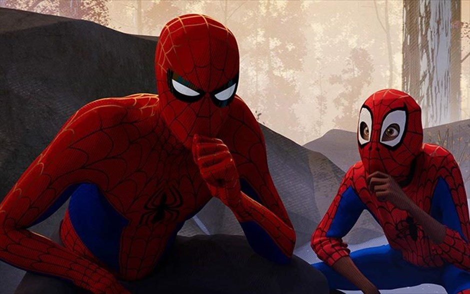 Spider-Man: Μέσα στο Αραχνο-Σύμπαν. Η δημιουργία των Μπομπ Περσισέτι, Πίτερ Ράμσεϊ, Ρόντνεϊ Ρόθμαν παρουσιάζει στο σινεφίλ κοινό τον έφηβο Μάιλς Μοράλες -με τη φωνή του Τζαμαϊκανού ράπερ Σαμίκ Μουρ- από το Μπρούκλιν, και τις αμέτρητες ικανότητές του Αραχνο-Σύμπαντος, όπου περισσότεροι από ένας μπορούν να φορούν τη μάσκα.