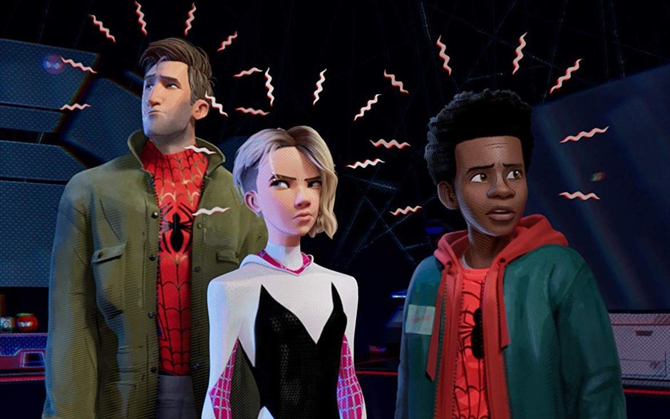 Spider-Man: Μέσα στο Αραχνο-Σύμπαν. Η δημιουργία των Μπομπ Περσισέτι, Πίτερ Ράμσεϊ, Ρόντνεϊ Ρόθμαν παρουσιάζει στο σινεφίλ κοινό τον έφηβο Μάιλς Μοράλες -με τη φωνή του Τζαμαϊκανού ράπερ Σαμίκ Μουρ- από το Μπρούκλιν, και τις αμέτρητες ικανότητές του Αραχνο-Σύμπαντος, όπου περισσότεροι από ένας μπορούν να φορούν τη μάσκα.