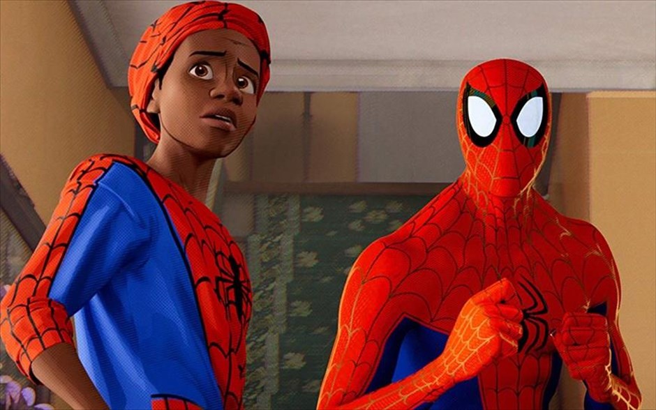 Spider-Man: Μέσα στο Αραχνο-Σύμπαν. Η δημιουργία των Μπομπ Περσισέτι, Πίτερ Ράμσεϊ, Ρόντνεϊ Ρόθμαν παρουσιάζει στο σινεφίλ κοινό τον έφηβο Μάιλς Μοράλες -με τη φωνή του Τζαμαϊκανού ράπερ Σαμίκ Μουρ- από το Μπρούκλιν, και τις αμέτρητες ικανότητές του Αραχνο-Σύμπαντος, όπου περισσότεροι από ένας μπορούν να φορούν τη μάσκα.