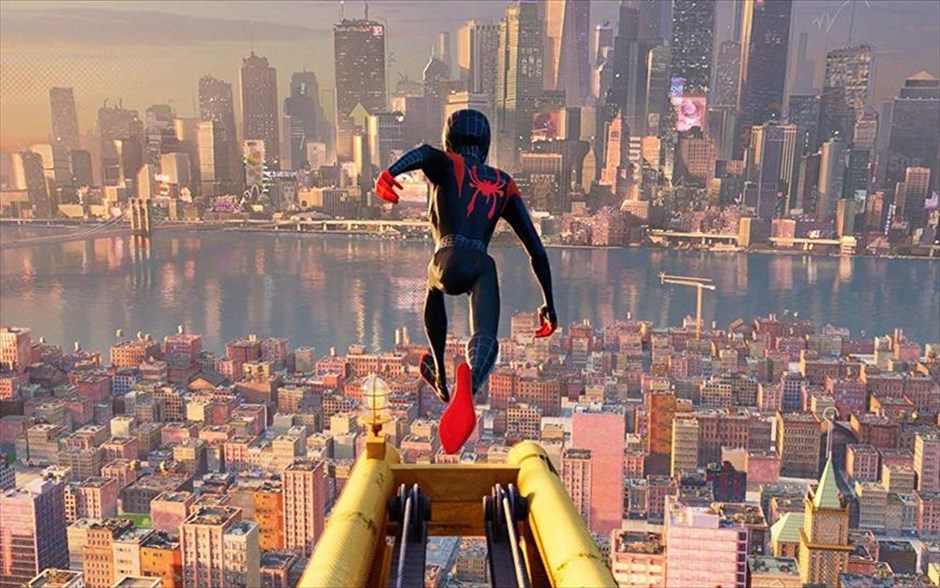 Spider-Man: Μέσα στο Αραχνο-Σύμπαν. Η δημιουργία των Μπομπ Περσισέτι, Πίτερ Ράμσεϊ, Ρόντνεϊ Ρόθμαν παρουσιάζει στο σινεφίλ κοινό τον έφηβο Μάιλς Μοράλες -με τη φωνή του Τζαμαϊκανού ράπερ Σαμίκ Μουρ- από το Μπρούκλιν, και τις αμέτρητες ικανότητές του Αραχνο-Σύμπαντος, όπου περισσότεροι από ένας μπορούν να φορούν τη μάσκα.
