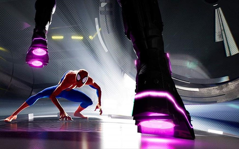 Spider-Man: Μέσα στο Αραχνο-Σύμπαν. Η δημιουργία των Μπομπ Περσισέτι, Πίτερ Ράμσεϊ, Ρόντνεϊ Ρόθμαν παρουσιάζει στο σινεφίλ κοινό τον έφηβο Μάιλς Μοράλες -με τη φωνή του Τζαμαϊκανού ράπερ Σαμίκ Μουρ- από το Μπρούκλιν, και τις αμέτρητες ικανότητές του Αραχνο-Σύμπαντος, όπου περισσότεροι από ένας μπορούν να φορούν τη μάσκα.