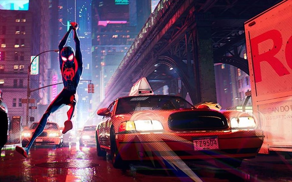 Spider-Man: Μέσα στο Αραχνο-Σύμπαν. Η δημιουργία των Μπομπ Περσισέτι, Πίτερ Ράμσεϊ, Ρόντνεϊ Ρόθμαν παρουσιάζει στο σινεφίλ κοινό τον έφηβο Μάιλς Μοράλες -με τη φωνή του Τζαμαϊκανού ράπερ Σαμίκ Μουρ- από το Μπρούκλιν, και τις αμέτρητες ικανότητές του Αραχνο-Σύμπαντος, όπου περισσότεροι από ένας μπορούν να φορούν τη μάσκα.