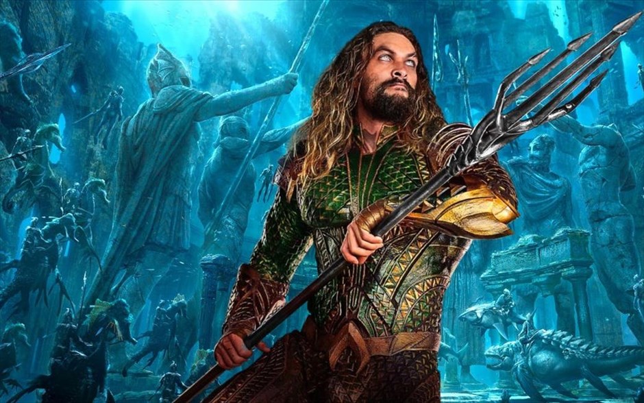 Aquaman . O υπερήρωας από τη θάλασσα έρχεται με τη μορφή του Τζέισον Μομόα και αποκτά τη δική του ιστορία στο σύμπαν της DC. &nbsp;Στο επίκεντρο η προέλευση του μισού-ανθρώπου, μισού- Ατλάντειου Άρθουρ Κάρι και η εξερεύνηση του ταξιδιού της ζωής του -ένα ταξίδι που δεν θα τον αναγκάσει απλώς να αντικρίσει τον πραγματικό του εαυτό, αλλά να ανακαλύψει αν είναι άξιος να γίνει αυτός που γεννήθηκε... Να γίνει ένας βασιλιάς και να εξουσιάσει όλα τα πλάσματα του βυθού.
