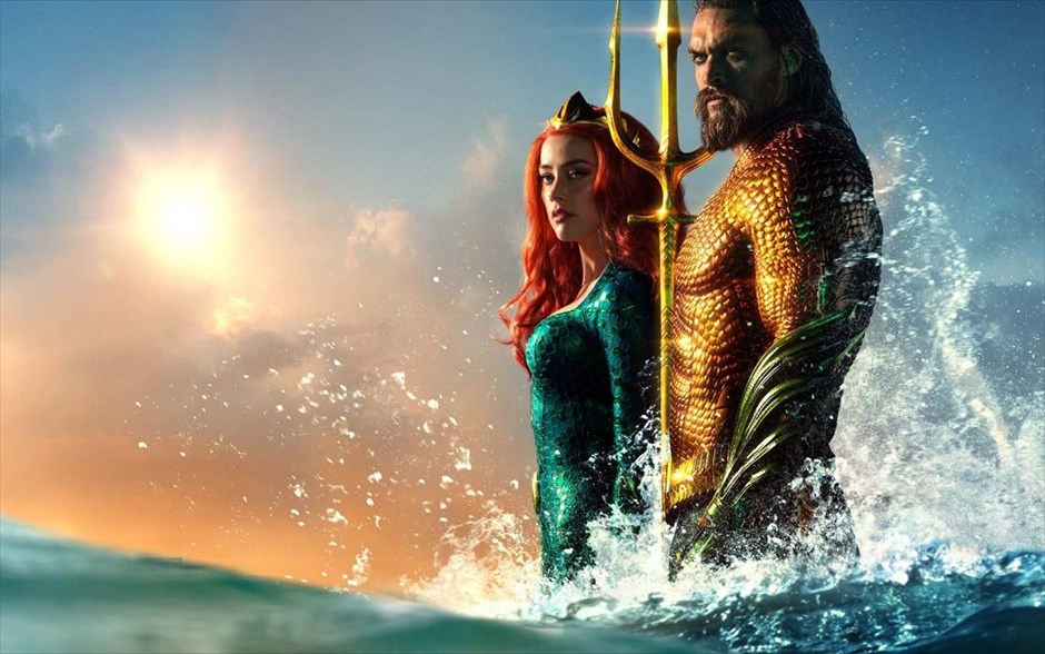 Aquaman . O υπερήρωας από τη θάλασσα έρχεται με τη μορφή του Τζέισον Μομόα και αποκτά τη δική του ιστορία στο σύμπαν της DC. &nbsp;Στο επίκεντρο η προέλευση του μισού-ανθρώπου, μισού- Ατλάντειου Άρθουρ Κάρι και η εξερεύνηση του ταξιδιού της ζωής του -ένα ταξίδι που δεν θα τον αναγκάσει απλώς να αντικρίσει τον πραγματικό του εαυτό, αλλά να ανακαλύψει αν είναι άξιος να γίνει αυτός που γεννήθηκε... Να γίνει ένας βασιλιάς και να εξουσιάσει όλα τα πλάσματα του βυθού.