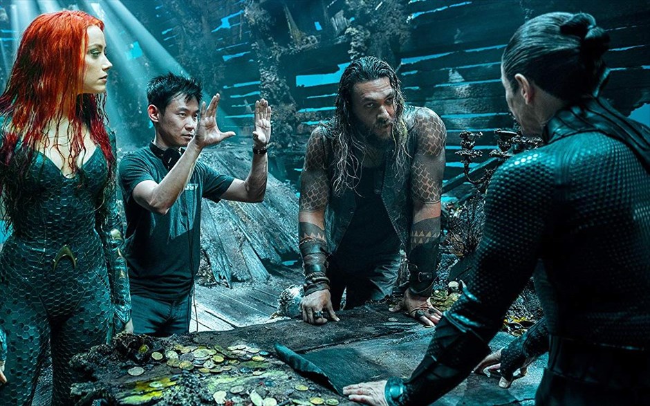 Aquaman . O υπερήρωας από τη θάλασσα έρχεται με τη μορφή του Τζέισον Μομόα και αποκτά τη δική του ιστορία στο σύμπαν της DC. &nbsp;Στο επίκεντρο η προέλευση του μισού-ανθρώπου, μισού- Ατλάντειου Άρθουρ Κάρι και η εξερεύνηση του ταξιδιού της ζωής του -ένα ταξίδι που δεν θα τον αναγκάσει απλώς να αντικρίσει τον πραγματικό του εαυτό, αλλά να ανακαλύψει αν είναι άξιος να γίνει αυτός που γεννήθηκε... Να γίνει ένας βασιλιάς και να εξουσιάσει όλα τα πλάσματα του βυθού.