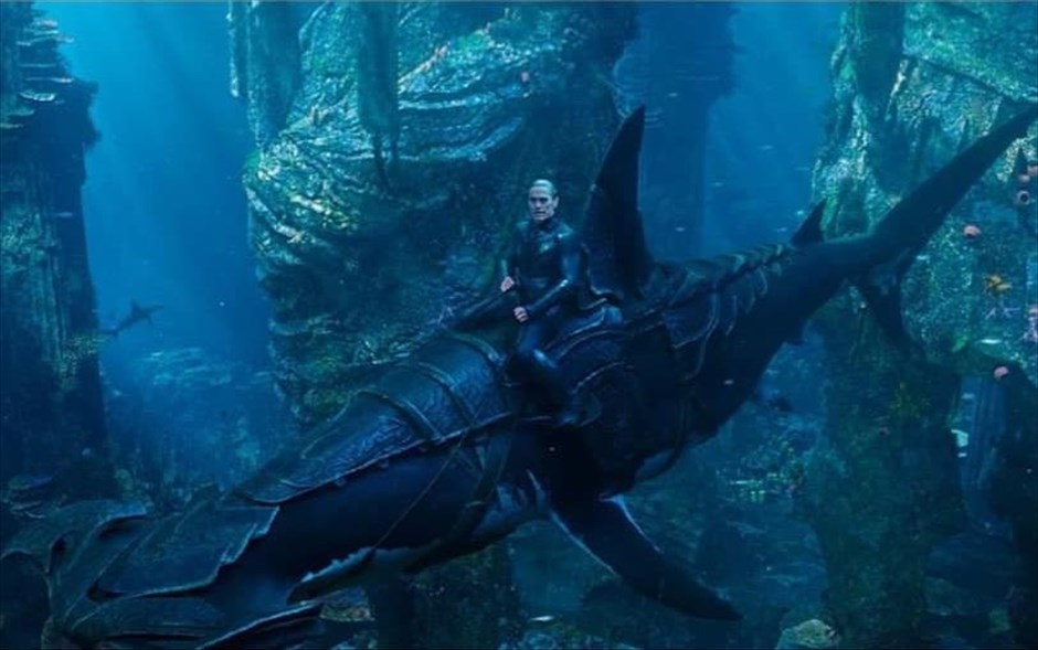 Aquaman . O υπερήρωας από τη θάλασσα έρχεται με τη μορφή του Τζέισον Μομόα και αποκτά τη δική του ιστορία στο σύμπαν της DC. &nbsp;Στο επίκεντρο η προέλευση του μισού-ανθρώπου, μισού- Ατλάντειου Άρθουρ Κάρι και η εξερεύνηση του ταξιδιού της ζωής του -ένα ταξίδι που δεν θα τον αναγκάσει απλώς να αντικρίσει τον πραγματικό του εαυτό, αλλά να ανακαλύψει αν είναι άξιος να γίνει αυτός που γεννήθηκε... Να γίνει ένας βασιλιάς και να εξουσιάσει όλα τα πλάσματα του βυθού.