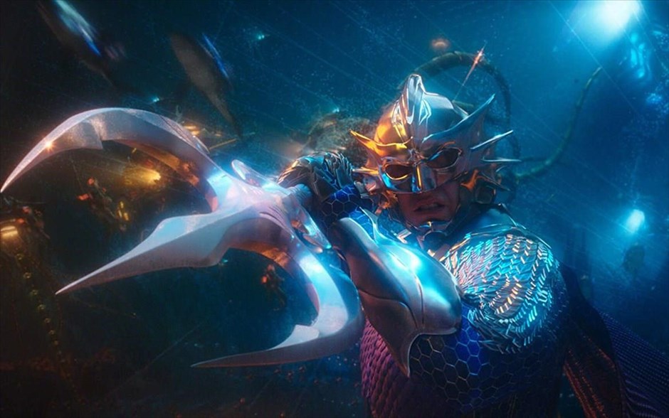 Aquaman . O υπερήρωας από τη θάλασσα έρχεται με τη μορφή του Τζέισον Μομόα και αποκτά τη δική του ιστορία στο σύμπαν της DC. &nbsp;Στο επίκεντρο η προέλευση του μισού-ανθρώπου, μισού- Ατλάντειου Άρθουρ Κάρι και η εξερεύνηση του ταξιδιού της ζωής του -ένα ταξίδι που δεν θα τον αναγκάσει απλώς να αντικρίσει τον πραγματικό του εαυτό, αλλά να ανακαλύψει αν είναι άξιος να γίνει αυτός που γεννήθηκε... Να γίνει ένας βασιλιάς και να εξουσιάσει όλα τα πλάσματα του βυθού.