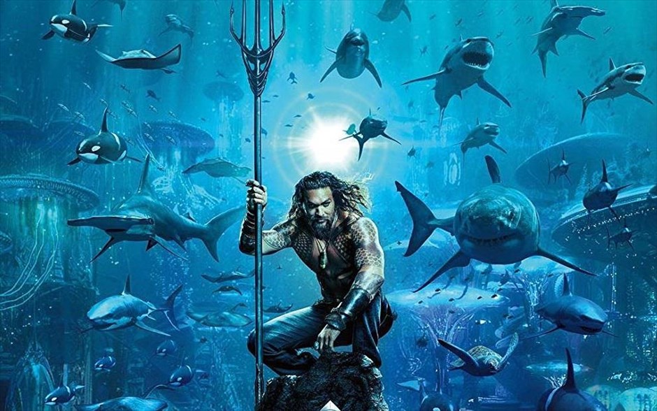 Aquaman . O υπερήρωας από τη θάλασσα έρχεται με τη μορφή του Τζέισον Μομόα και αποκτά τη δική του ιστορία στο σύμπαν της DC. &nbsp;Στο επίκεντρο η προέλευση του μισού-ανθρώπου, μισού- Ατλάντειου Άρθουρ Κάρι και η εξερεύνηση του ταξιδιού της ζωής του -ένα ταξίδι που δεν θα τον αναγκάσει απλώς να αντικρίσει τον πραγματικό του εαυτό, αλλά να ανακαλύψει αν είναι άξιος να γίνει αυτός που γεννήθηκε... Να γίνει ένας βασιλιάς και να εξουσιάσει όλα τα πλάσματα του βυθού.