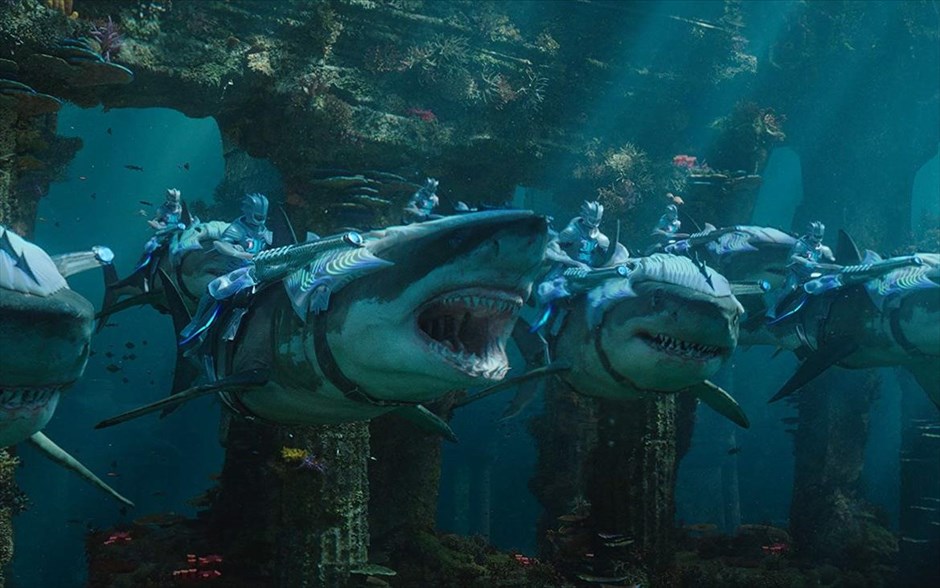 Aquaman . O υπερήρωας από τη θάλασσα έρχεται με τη μορφή του Τζέισον Μομόα και αποκτά τη δική του ιστορία στο σύμπαν της DC. &nbsp;Στο επίκεντρο η προέλευση του μισού-ανθρώπου, μισού- Ατλάντειου Άρθουρ Κάρι και η εξερεύνηση του ταξιδιού της ζωής του -ένα ταξίδι που δεν θα τον αναγκάσει απλώς να αντικρίσει τον πραγματικό του εαυτό, αλλά να ανακαλύψει αν είναι άξιος να γίνει αυτός που γεννήθηκε... Να γίνει ένας βασιλιάς και να εξουσιάσει όλα τα πλάσματα του βυθού.