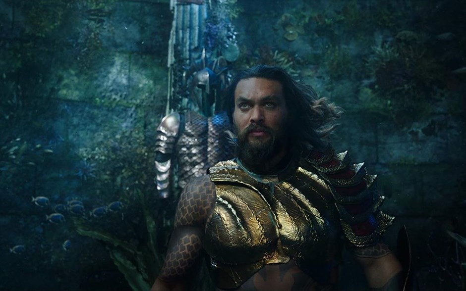 Aquaman . O υπερήρωας από τη θάλασσα έρχεται με τη μορφή του Τζέισον Μομόα και αποκτά τη δική του ιστορία στο σύμπαν της DC. &nbsp;Στο επίκεντρο η προέλευση του μισού-ανθρώπου, μισού- Ατλάντειου Άρθουρ Κάρι και η εξερεύνηση του ταξιδιού της ζωής του -ένα ταξίδι που δεν θα τον αναγκάσει απλώς να αντικρίσει τον πραγματικό του εαυτό, αλλά να ανακαλύψει αν είναι άξιος να γίνει αυτός που γεννήθηκε... Να γίνει ένας βασιλιάς και να εξουσιάσει όλα τα πλάσματα του βυθού.