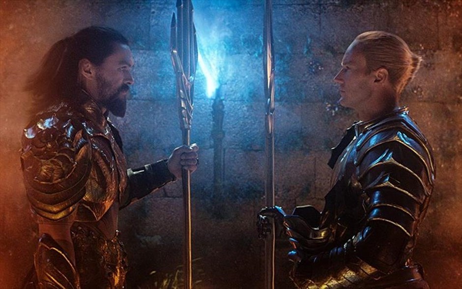 Aquaman . O υπερήρωας από τη θάλασσα έρχεται με τη μορφή του Τζέισον Μομόα και αποκτά τη δική του ιστορία στο σύμπαν της DC. &nbsp;Στο επίκεντρο η προέλευση του μισού-ανθρώπου, μισού- Ατλάντειου Άρθουρ Κάρι και η εξερεύνηση του ταξιδιού της ζωής του -ένα ταξίδι που δεν θα τον αναγκάσει απλώς να αντικρίσει τον πραγματικό του εαυτό, αλλά να ανακαλύψει αν είναι άξιος να γίνει αυτός που γεννήθηκε... Να γίνει ένας βασιλιάς και να εξουσιάσει όλα τα πλάσματα του βυθού.
