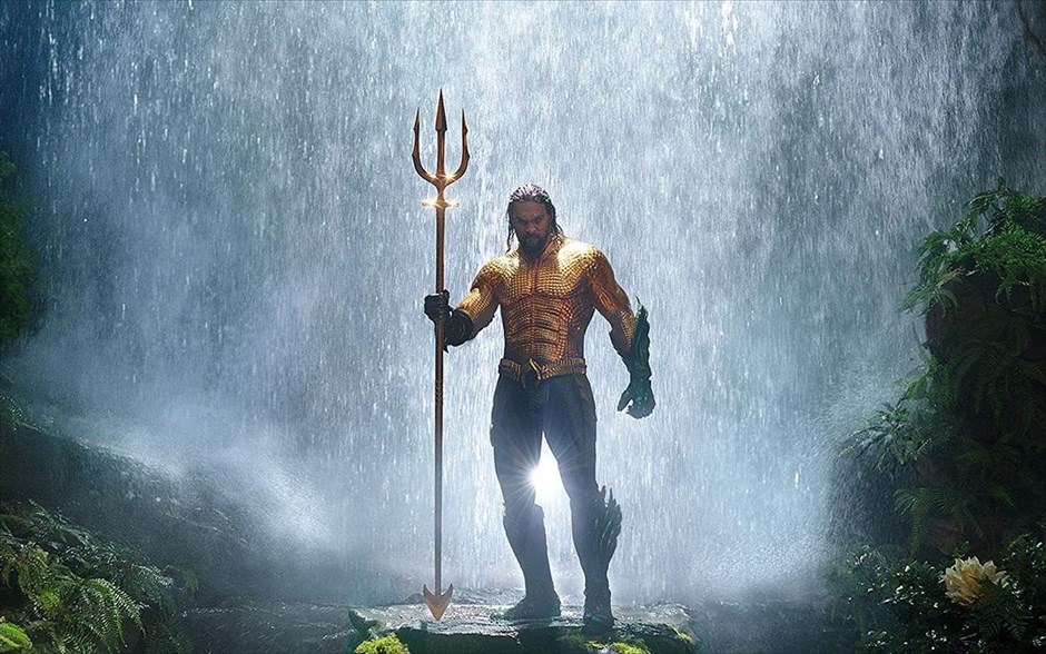 Aquaman . O υπερήρωας από τη θάλασσα έρχεται με τη μορφή του Τζέισον Μομόα και αποκτά τη δική του ιστορία στο σύμπαν της DC. &nbsp;Στο επίκεντρο η προέλευση του μισού-ανθρώπου, μισού- Ατλάντειου Άρθουρ Κάρι και η εξερεύνηση του ταξιδιού της ζωής του -ένα ταξίδι που δεν θα τον αναγκάσει απλώς να αντικρίσει τον πραγματικό του εαυτό, αλλά να ανακαλύψει αν είναι άξιος να γίνει αυτός που γεννήθηκε... Να γίνει ένας βασιλιάς και να εξουσιάσει όλα τα πλάσματα του βυθού.