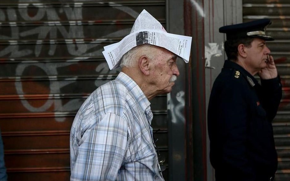 POY 2018. Στιγμιότυπο από την συγκέντρωση συνταξιούχων στην πλατεία Κοτζιά διαμαρτυρόμενοι για την περικοπή της προσωπικής διαφοράς το 2019, την κατάργηση του ΕΚΑΣ και τη μείωση του αφορολόγητου στα 5.600 ευρώ (25 Απριλίου 2018).&nbsp;