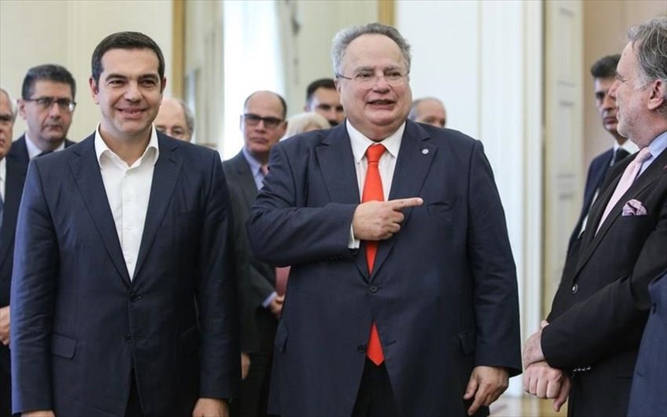 POY 2018. Ο παραιτηθείς υπουργός Νίκος Κοτζιάς παραδίδει το υπουργείο&nbsp;Εξωτερικών στον Αλέξη Τσίπρα ο οποίος αναλμβάνει τη θέση του (20 Οκτωβρίου 2018).&nbsp;