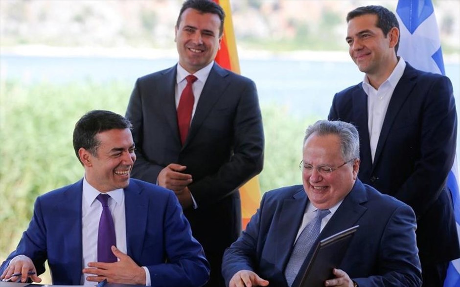 POY 2018. Ο υπουργός Εξωτερικών της ΠΓΔΜ, Νικολά Ντιμιτρόφ, και ο τότε υπουργός Εξωτερικών της Ελλάδας, Νίκος Κοτζιάς, υπογράφουν στο χωριό Ψαράδες, στις Πρέσπες, παρουσία του πρωθυπουργού της ΠΓΔΜ, Ζόραν Ζάεφ, και του Έλληνα πρωθυπουργού, Αλέξη Τσίπρα, την ιστορική συμφωνία μεταξύ Ελλάδας και ΠΓΔΜ για τη μετονομασία της γειτονικής χώρας σε «Δημοκρατία της Βόρειας Μακεδονίας» (17 Ιουνίου 2018).
