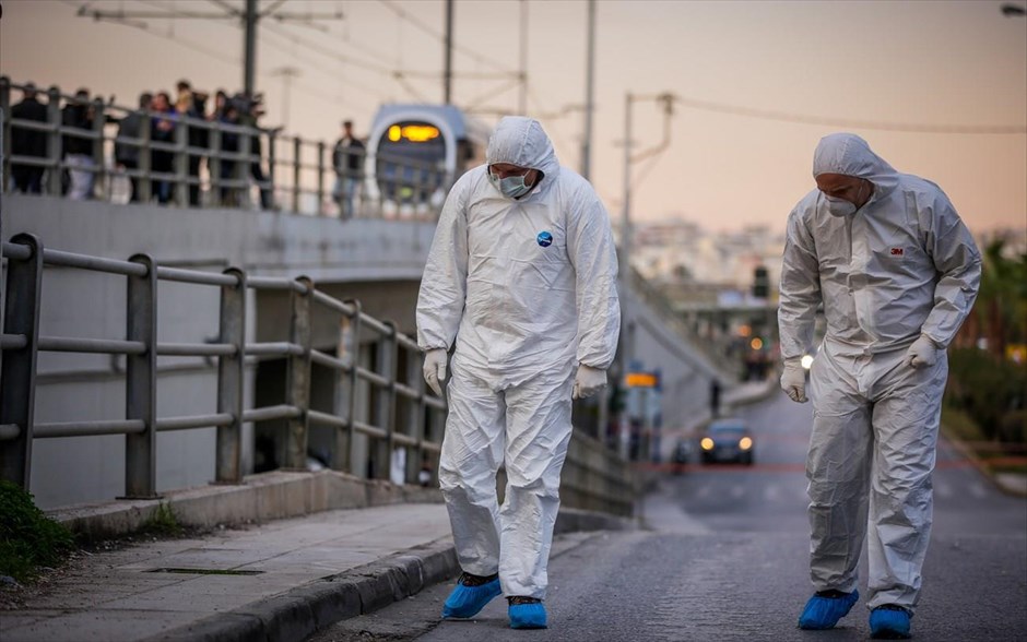 POY 2018. Αξιωματικοί της Αντιτρομοκρατικής Υπηρεσίας ερευνούν τις εγκαταστάσεις του τηλεοπτικού σταθμού ΣΚΑΪ, στο Φάληρο, όπου νωρίτερα σημειώθηκε ισχυρή έκρηξη βόμβας (17 Δεκεμβρίου 2018 ). Η έκρηξη σημειώθηκε επί της Εθνάρχου Μακαρίου και προκάλεσε μεγάλες ζημιές στα τζάμια, μέχρι τον 6ο όροφο του κτηρίου, αλλά και στο εσωτερικό, χωρίς ωστόσο να υπάρξει κάποιος τραυματισμός.