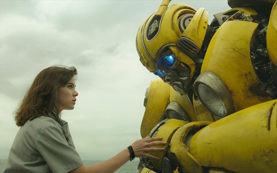 Bumblebee . Το πιο αγαπητό από τα μέλη των «Transformers», ο Bumblebee, κυνηγημένος το έτος 1987, βρίσκει καταφύγιο σε μια μάντρα με παρατημένα αυτοκίνητα σε μια μικρή παραλιακή πόλη της Καλιφόρνια.