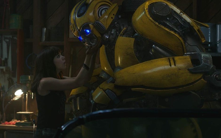 Bumblebee . Το πιο αγαπητό από τα μέλη των «Transformers», ο Bumblebee, κυνηγημένος το έτος 1987, βρίσκει καταφύγιο σε μια μάντρα με παρατημένα αυτοκίνητα σε μια μικρή παραλιακή πόλη της Καλιφόρνια.