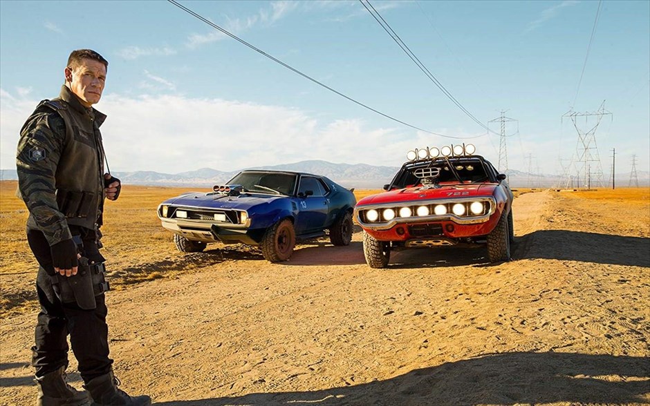 Bumblebee . Το πιο αγαπητό από τα μέλη των «Transformers», ο Bumblebee, κυνηγημένος το έτος 1987, βρίσκει καταφύγιο σε μια μάντρα με παρατημένα αυτοκίνητα σε μια μικρή παραλιακή πόλη της Καλιφόρνια.