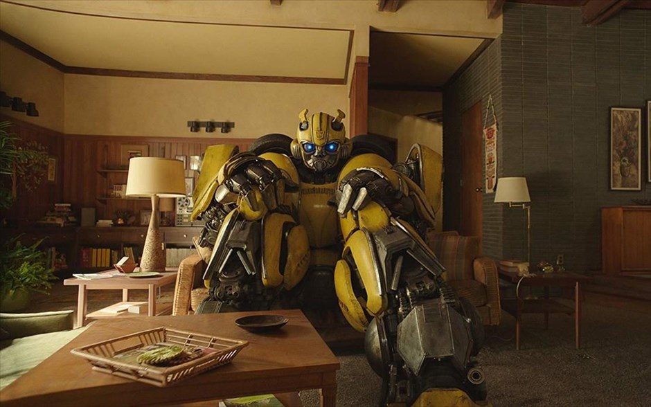 Bumblebee . Το πιο αγαπητό από τα μέλη των «Transformers», ο Bumblebee, κυνηγημένος το έτος 1987, βρίσκει καταφύγιο σε μια μάντρα με παρατημένα αυτοκίνητα σε μια μικρή παραλιακή πόλη της Καλιφόρνια.
