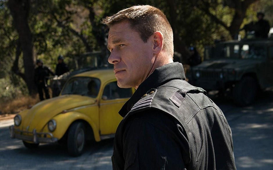 Bumblebee . Το πιο αγαπητό από τα μέλη των «Transformers», ο Bumblebee, κυνηγημένος το έτος 1987, βρίσκει καταφύγιο σε μια μάντρα με παρατημένα αυτοκίνητα σε μια μικρή παραλιακή πόλη της Καλιφόρνια.