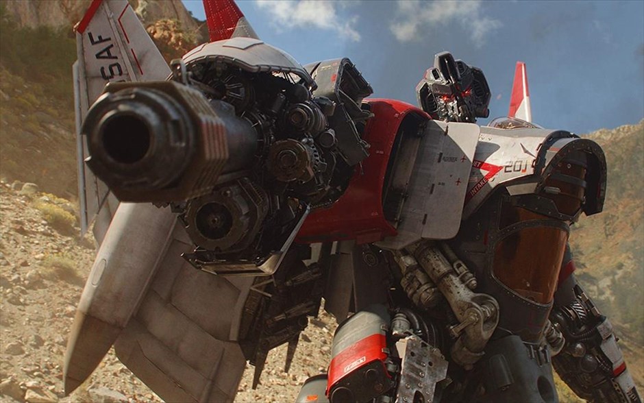 Bumblebee . Το πιο αγαπητό από τα μέλη των «Transformers», ο Bumblebee, κυνηγημένος το έτος 1987, βρίσκει καταφύγιο σε μια μάντρα με παρατημένα αυτοκίνητα σε μια μικρή παραλιακή πόλη της Καλιφόρνια.