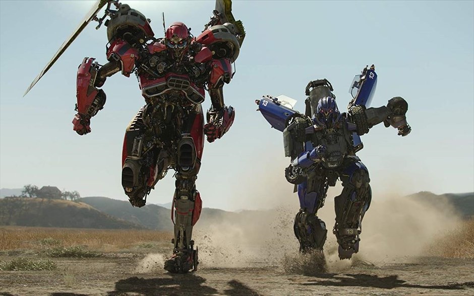 Bumblebee . Το πιο αγαπητό από τα μέλη των «Transformers», ο Bumblebee, κυνηγημένος το έτος 1987, βρίσκει καταφύγιο σε μια μάντρα με παρατημένα αυτοκίνητα σε μια μικρή παραλιακή πόλη της Καλιφόρνια.