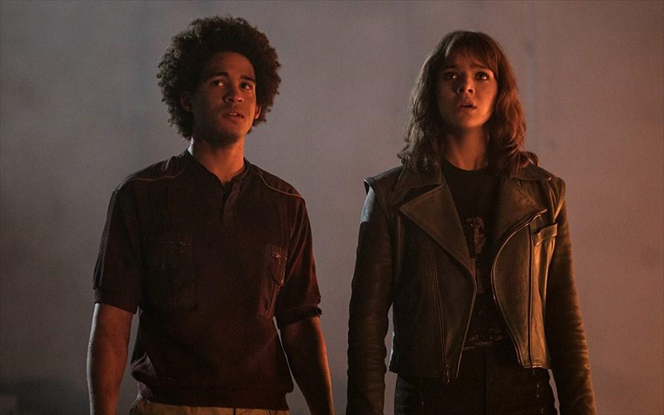 Bumblebee . Το πιο αγαπητό από τα μέλη των «Transformers», ο Bumblebee, κυνηγημένος το έτος 1987, βρίσκει καταφύγιο σε μια μάντρα με παρατημένα αυτοκίνητα σε μια μικρή παραλιακή πόλη της Καλιφόρνια.