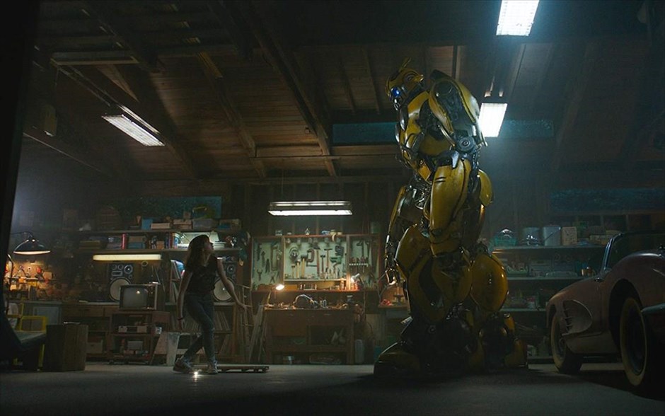 Bumblebee . Το πιο αγαπητό από τα μέλη των «Transformers», ο Bumblebee, κυνηγημένος το έτος 1987, βρίσκει καταφύγιο σε μια μάντρα με παρατημένα αυτοκίνητα σε μια μικρή παραλιακή πόλη της Καλιφόρνια.